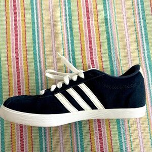 adidas Women's Navy Blue and White Casual Sneakers